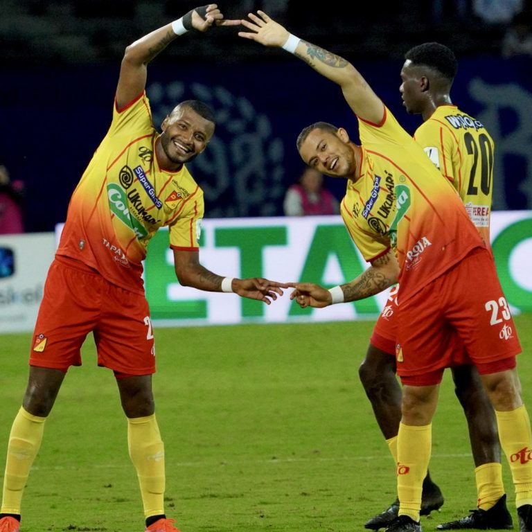Pereira ganó y sigue vivo