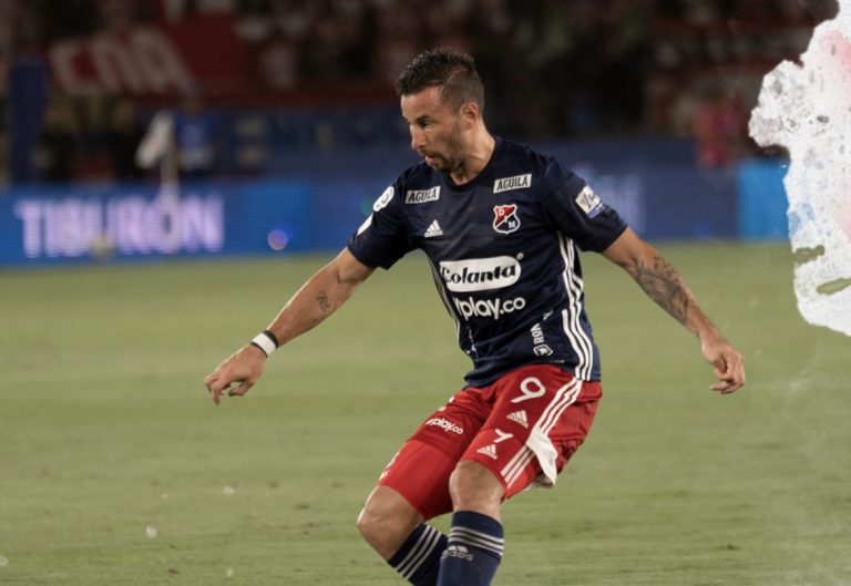 Duelo de rojos en el Atanasio