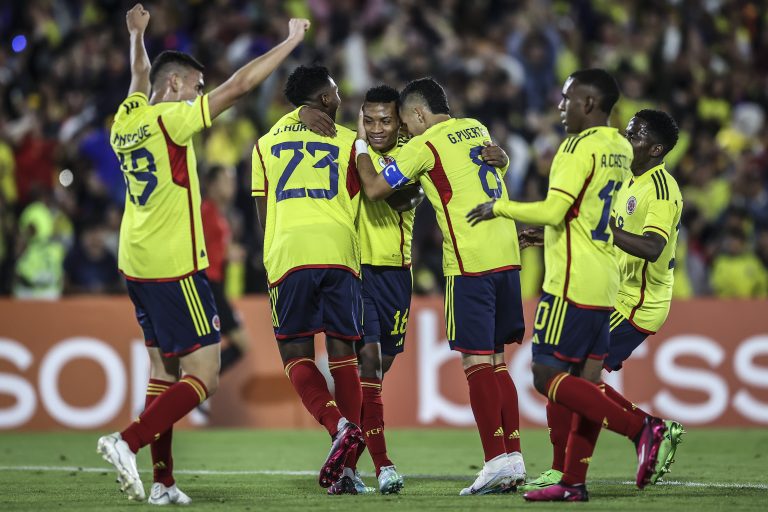 Colombia superó a Ecuador y se acerca al Mundial