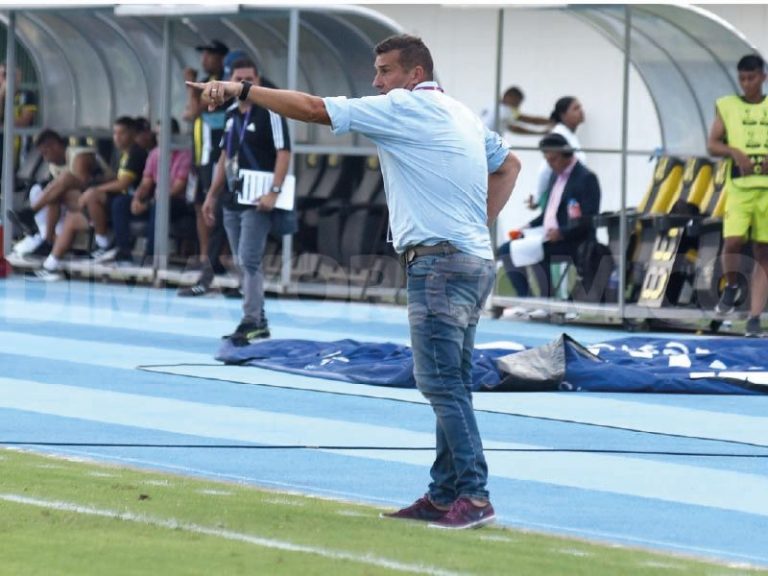 Bucaramanga, en crisis, despide a su técnico