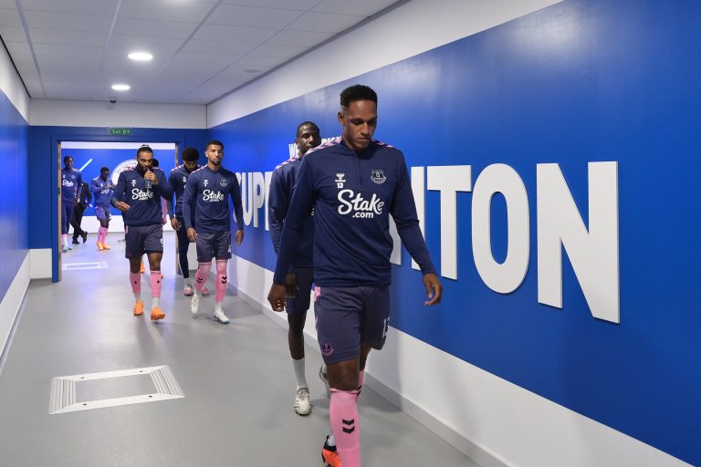 Yerry Mina volvió a jugar con Everton