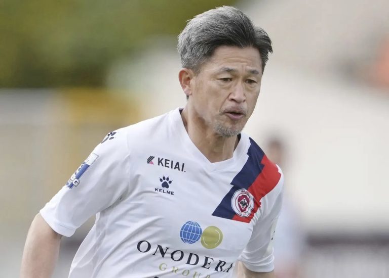 Con 56 años, Miura renueva y seguirá jugando fútbol profesional