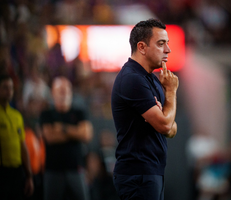 Barcelona estaría considerando despedir a Xavi Hernández
