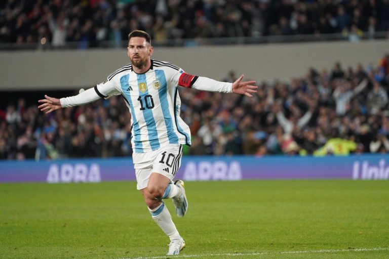 Argentina inicia la defensa del título con victoria de la mano de Messi