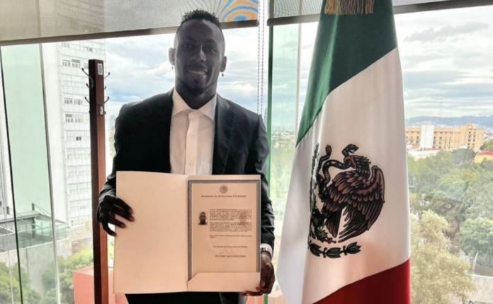 Julián Quiñones recibió la naturalización como mexicano