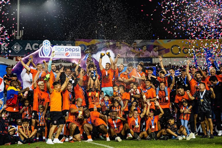 Águila se corona campeón en El Salvador con goles colombianos