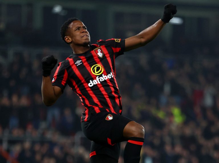 Luis Sinisterra marcó gol y dio asistencia