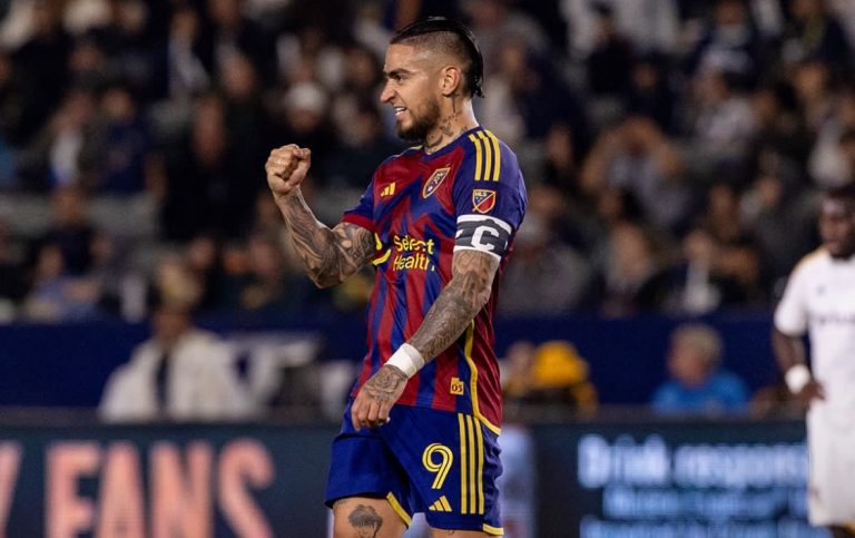 Chicho Arango anota doblete y se pone a la altura de Benteke y Suárez
