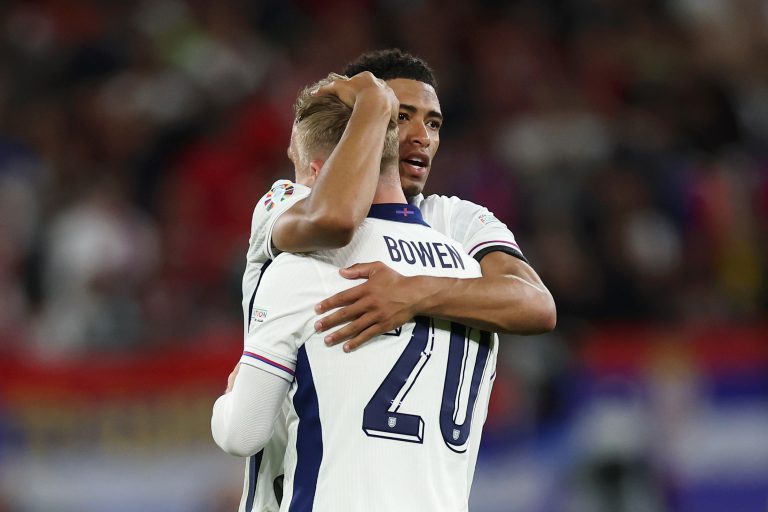 Inglaterra sufrió, pero debutó con triunfo en la Euro