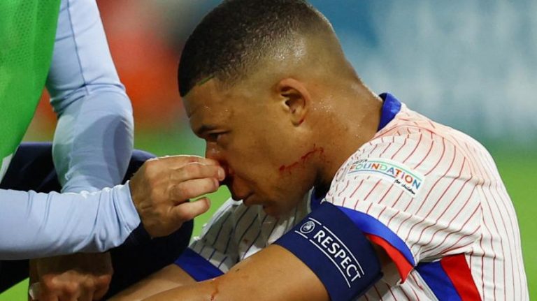 Alarma en Francia: Parte médico de Kylian Mbappé tras salir en ambulancia