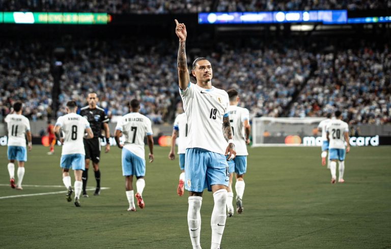 Uruguay golea a Bolivia y se encamina a cuartos de final