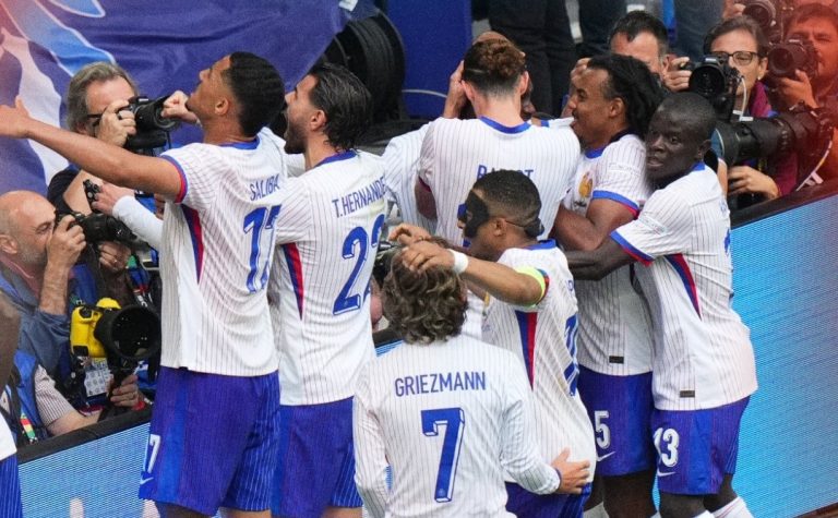 Francia vence con un autogol a Bélgica