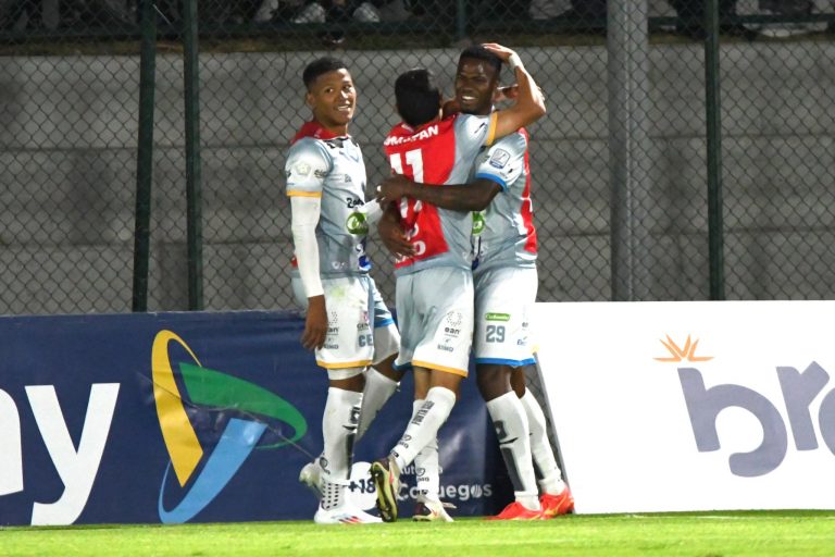 Fortaleza venció a Pereira, sigue invicto y recupera la punta