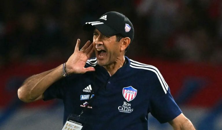 Junior le dice adiós a Arturo Reyes y ya eligió reemplazo: Llega César Farías