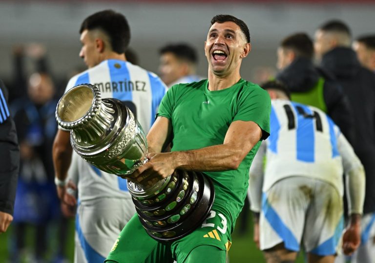 Dura sanción al Dibu Martínez por empujar a camarógrafo en derrota ante Colombia