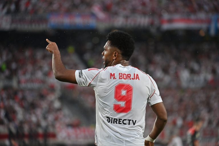 Golazo de Miguel Borja para responder a dudas en River Plate