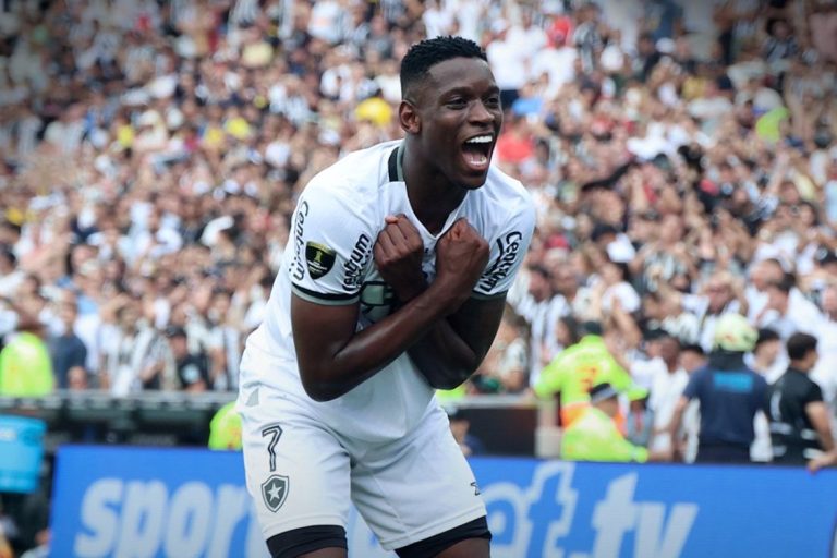 Botafogo gana su primera Libertadores jugando con 10 por más de 90 minutos