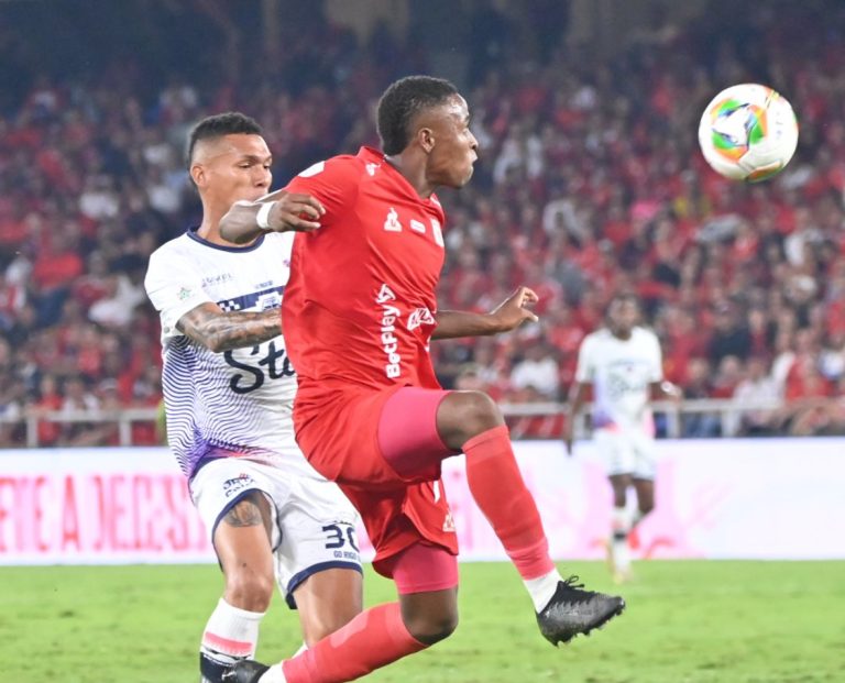 América no afloja, venció a Fortaleza y se aferró al liderato