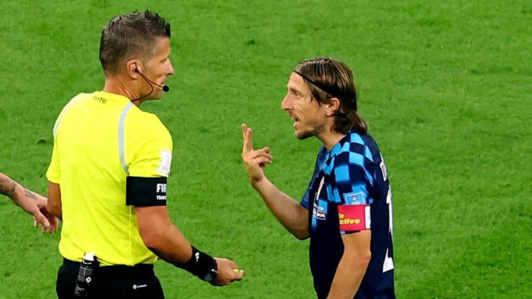 Cambio de reglas en el fútbol: apretón para arqueros, VAR y más