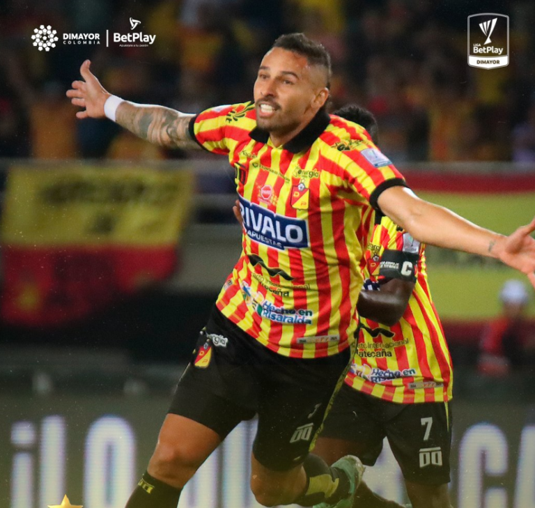 Pereira gana y se aferra a un milagro