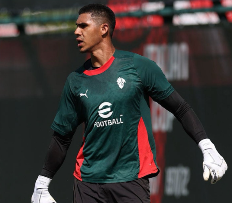 Devis Vásquez y Milan rescinden contrato