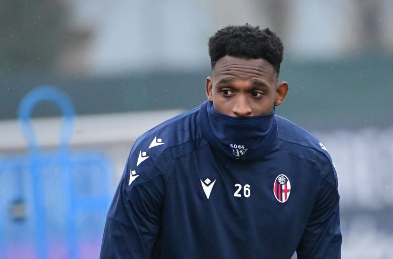 Jhon Lucumí presiona su salida de Bolonia para ir a la Premier League