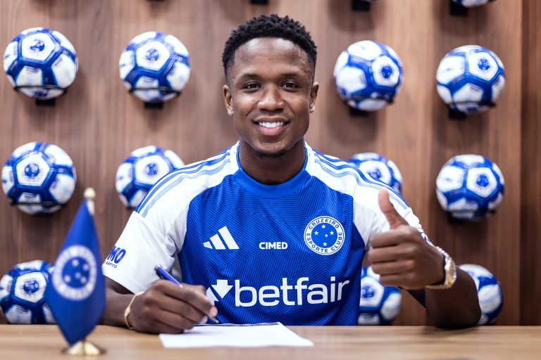Luis Sinisterra, oficializado en Cruzeiro