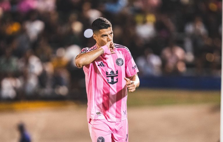 Luis Suárez recibe fuerte sanción por escupir a técnico rival
