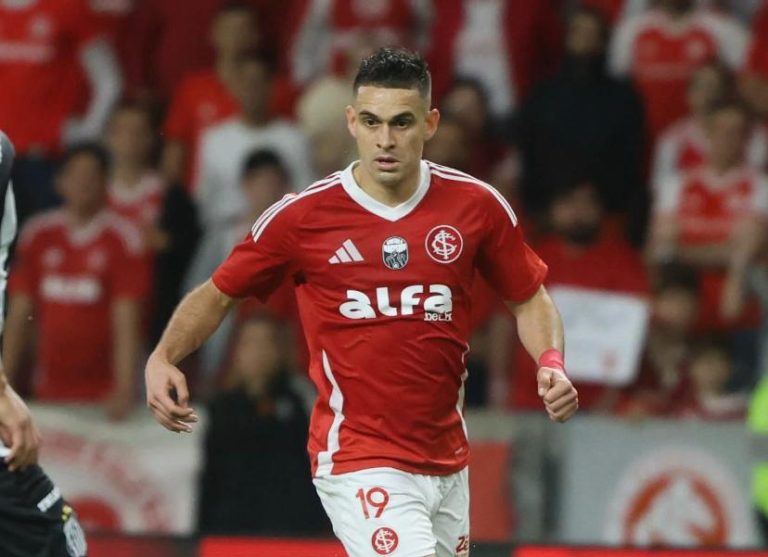 Santos Borré fue silbado y respaldado tras asistencia y empate en Brasil