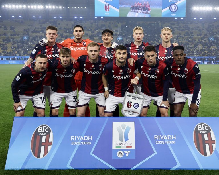 Bologna, con Jhon Lucumí, da el batacazo y es finalista de la Supercopa de Italia