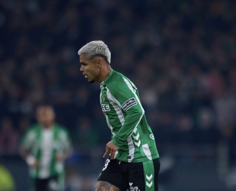 Cucho Hernández, gol y asistencia en goleada del Real Betis