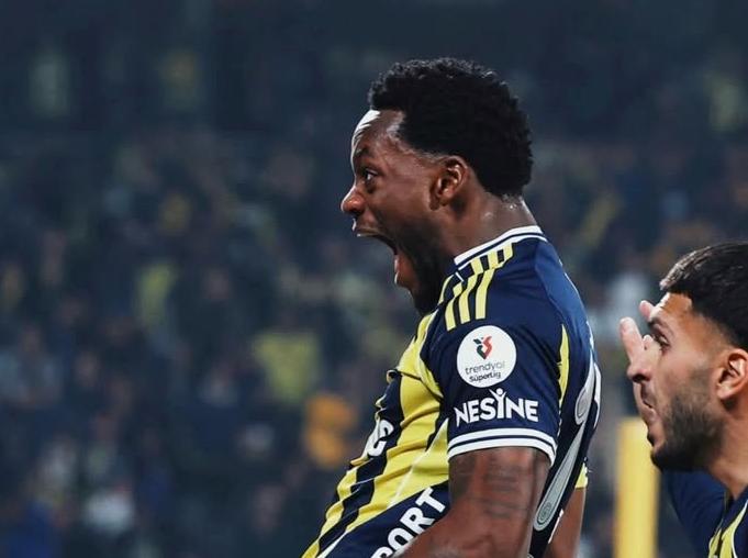 Jhon Durán salvó el invicto de Fenerbahçe ante Galatasaray de Davinson Sánchez