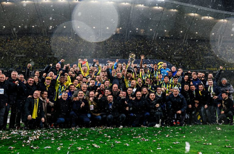 Jhon Durán es campeón con Fenerbahce de la Supercopa de Turquía