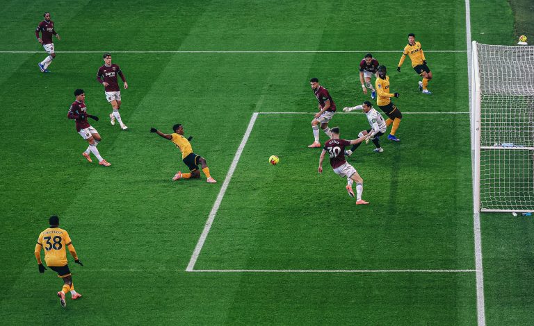 Jhon Arias marca su primer gol con Wolverhampton en la Premier