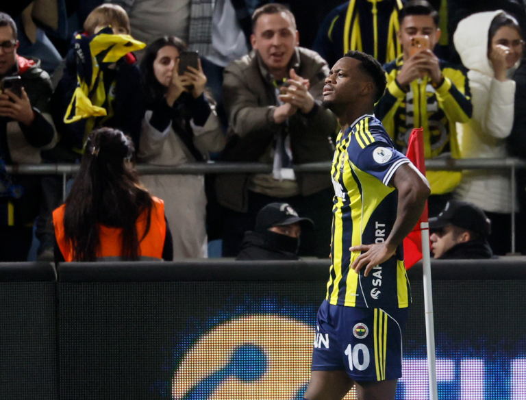 Jhon Durán comenzó el año mundialista con gol clave para Fenerbahce