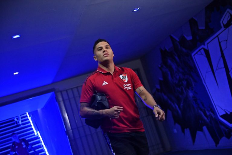 Juanfer Quintero se lesiona en derrota de River a manos de Vélez