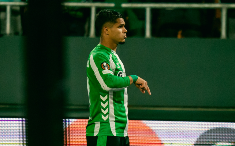 Cucho Hernández volvió al gol con Real Betis
