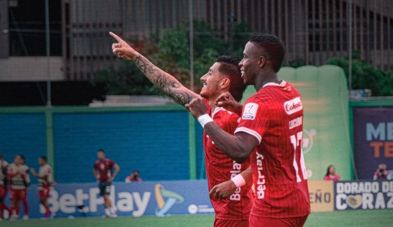 América sufre con uno menos, pero vence Águilas en Medellín