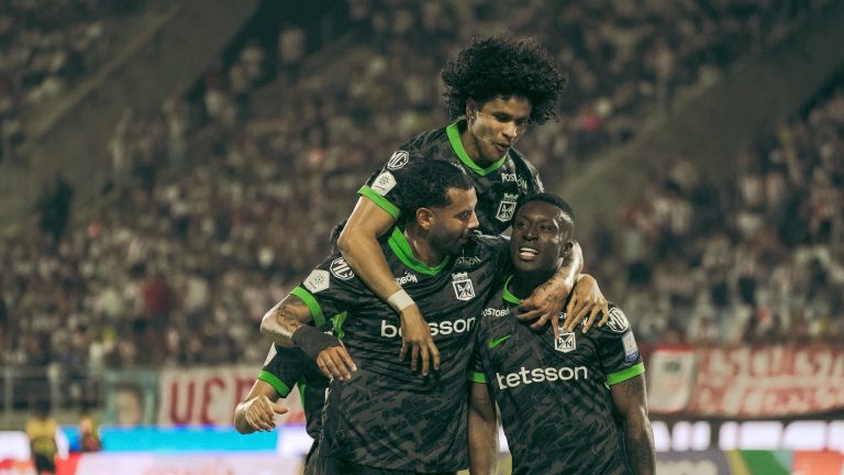 Nacional golea a Junior en Barranquilla y alcanza la cima de la tabla