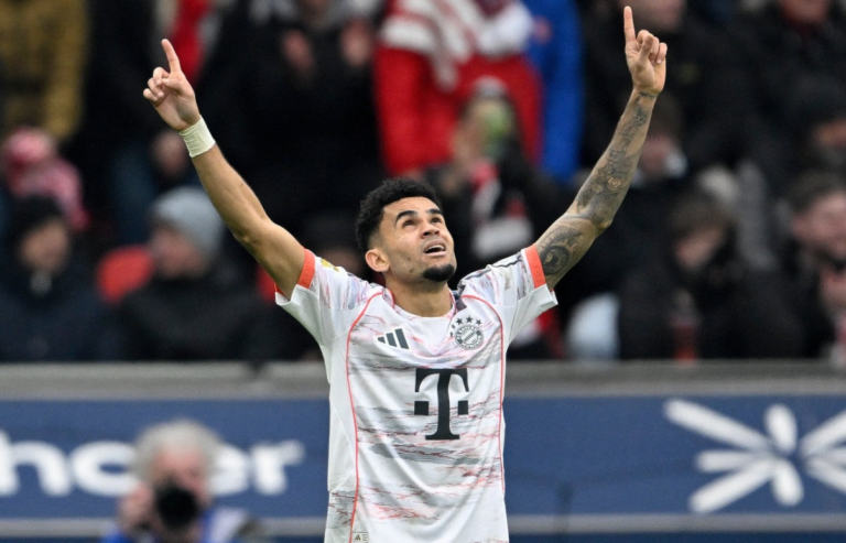 Golazo y polémica expulsión para Luis Díaz en sufrido empate del Bayern con Leverkusen