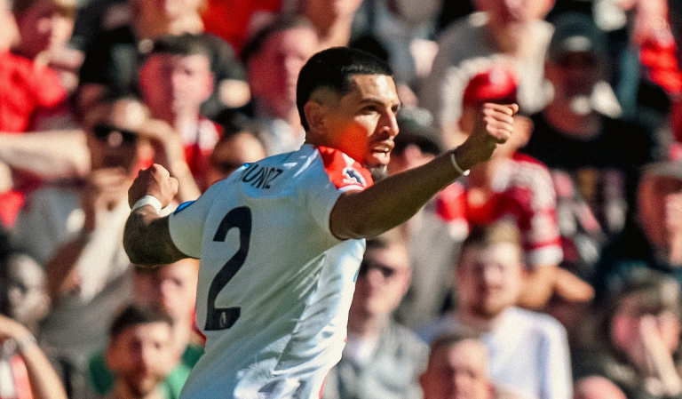 Muñoz, de un polémico gol a ser agredido por un hincha de Liverpool en Premier