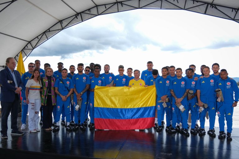 La Selección Colombia recibió el pabellón nacional y emprende rumbo al Mundial