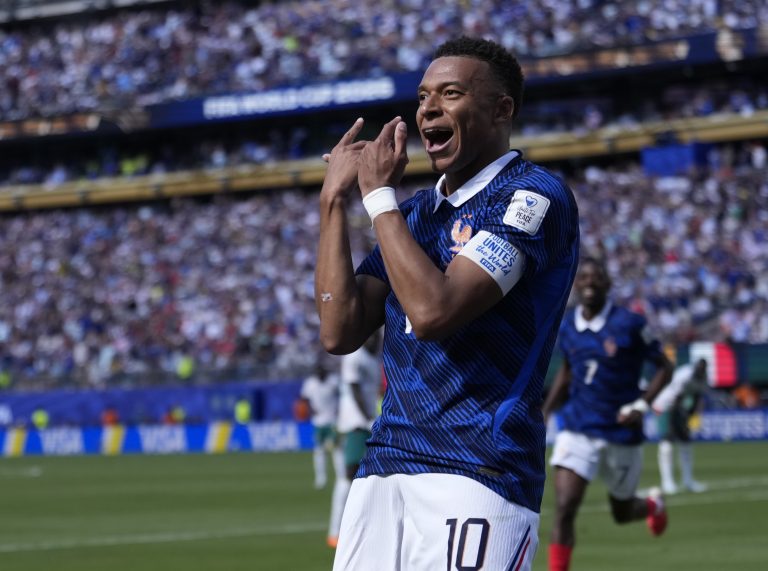 Mbappé, a dos goles de hacer historia en mundiales, lideró el triunfo de Francia contra Senegal