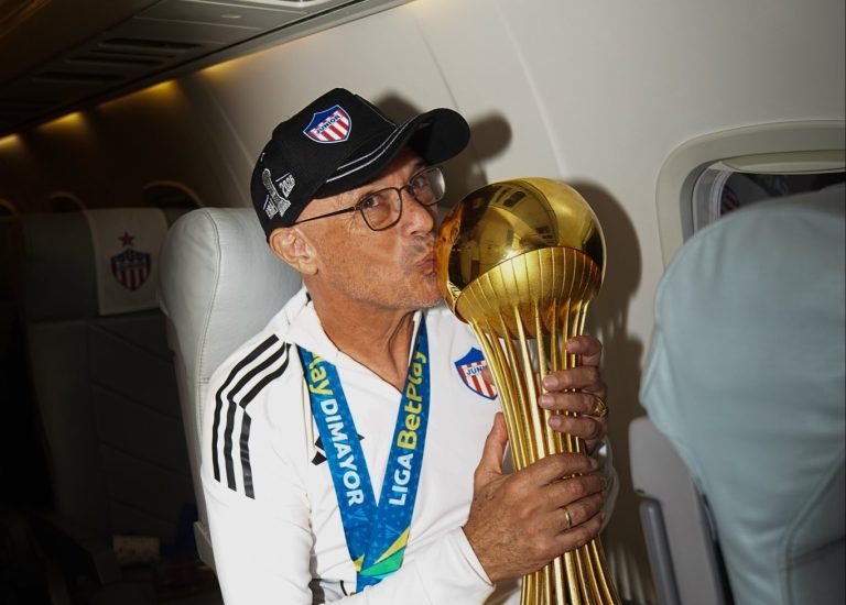 Junior renueva a Alfredo Arias