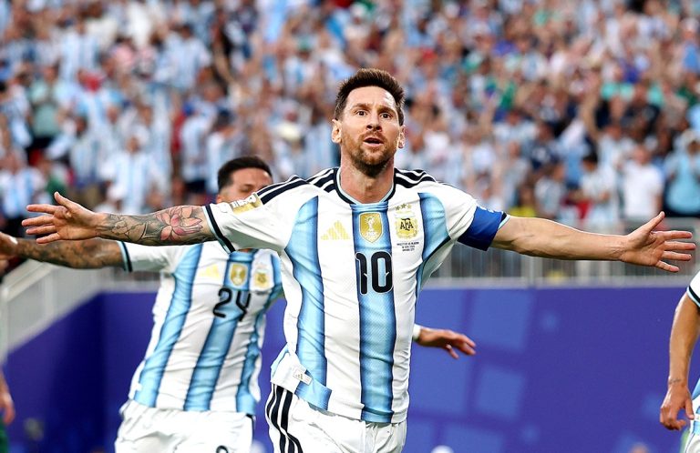 Messi marca triplete histórico ante Argelia para igualar a Klose