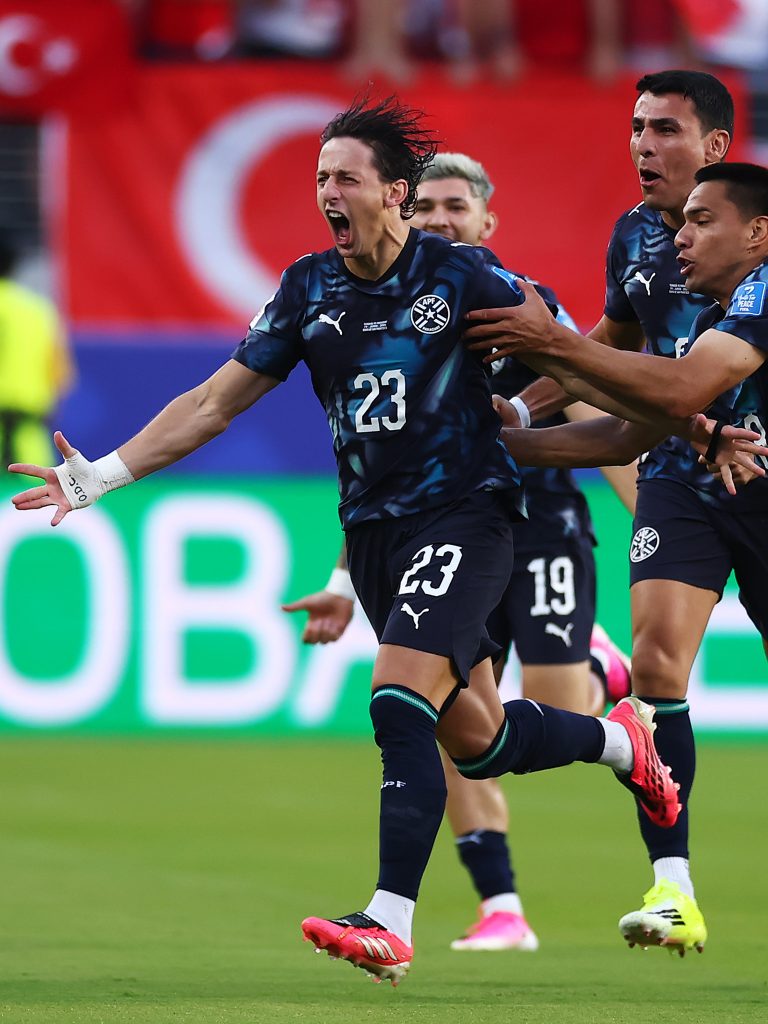 Paraguay vence a Turquía y sentencia su eliminación en un partido marcado por la expulsión de Almirón