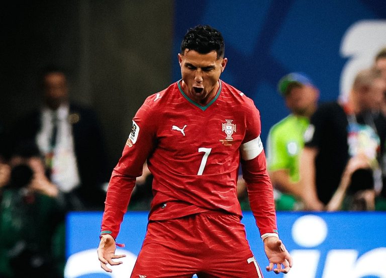 Cristiano marca doblete, hace historia y lidera goleada de Portugal