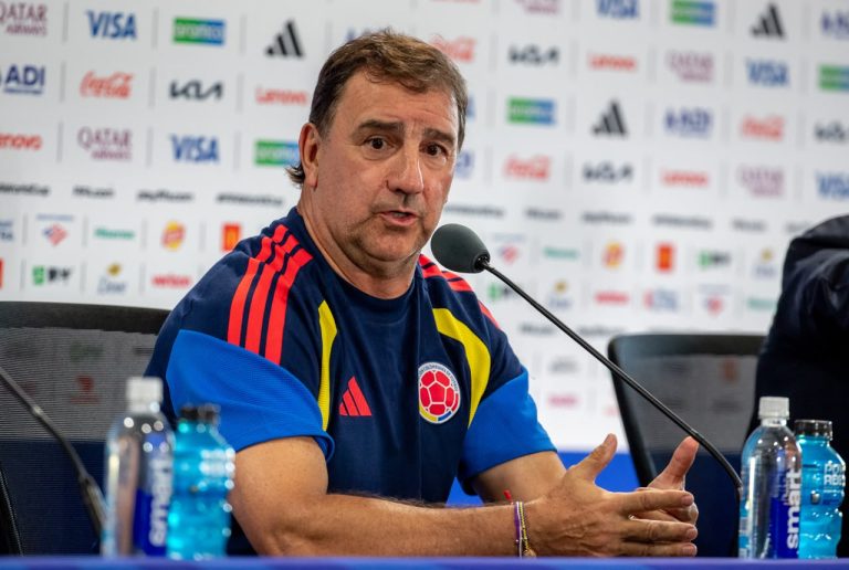 Néstor Lorenzo le responde a Luis de la Fuente: «Prefiero no estar en el sitio de favorito»