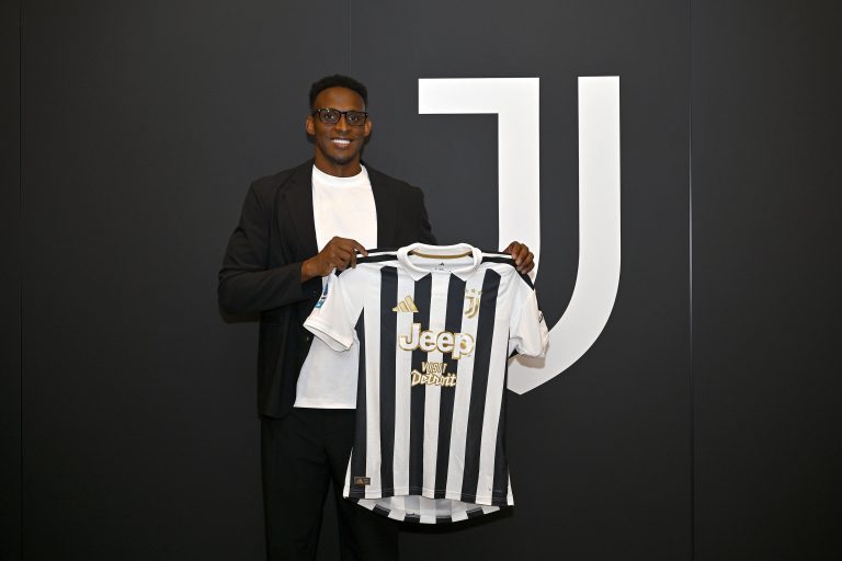 Juventus oficializó el fichaje de Jhon Janer Lucumí