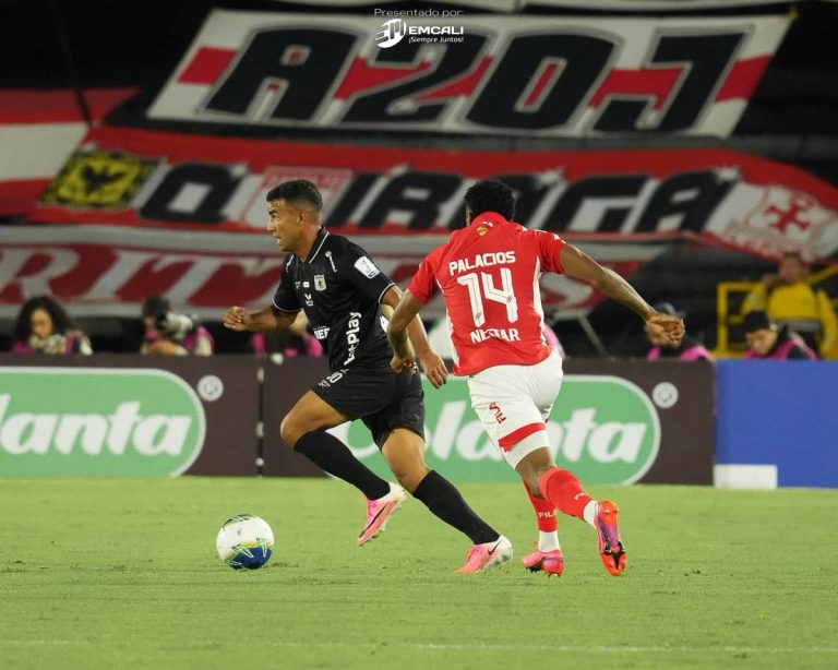 Santa Fe y América empatan en un clásico marcado por una batalla campal entre barras